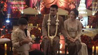 Ustaz Syam menasihati Aripat dan Nathalie untuk tidak mengandalkan cinta, uang, dan jabatan. Nathalie juga dinasihati untuk Nathalie mendukung Aripat berbuat baik kepada orang tuanya. Kemudian, Ustaz Syam kembali menuntun Nathalie Holscher untuk berbicara kepada Aripat. Foto: YouTube NATHALIE HOLSCHER