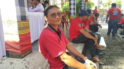 Ni Wayan Mustini menjadi satu-satunya sopir wanita dari ratusan paramudi Trans Siswa Tabanan.