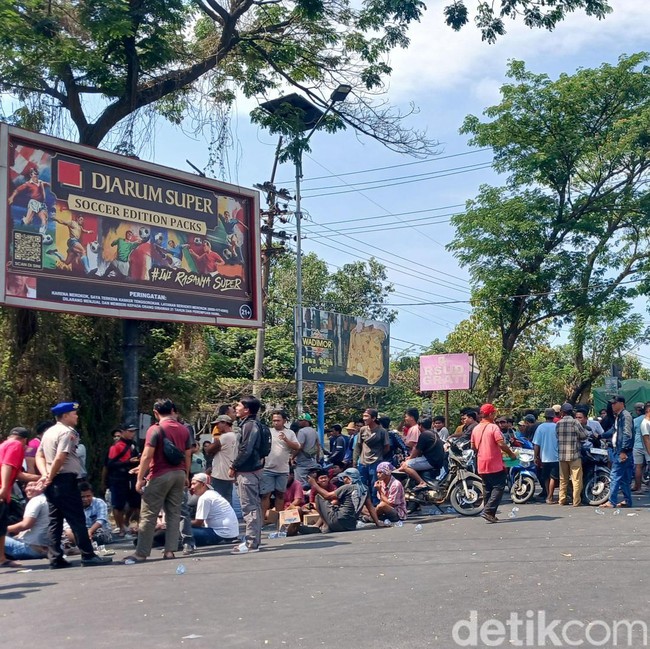 Jalur Pantura Pasuruan Macet Parah Imbas Demo Warga Depan Mako Kolatmar