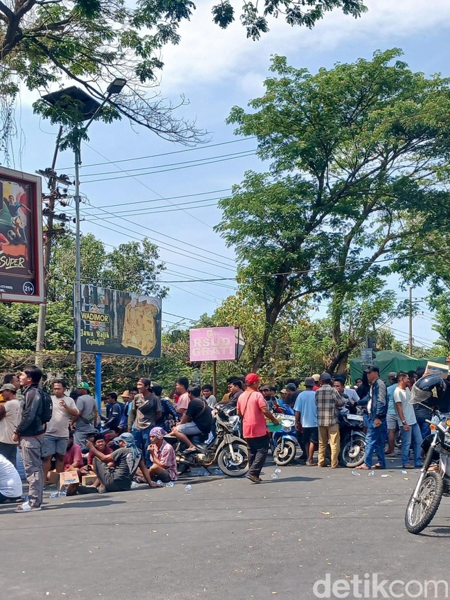 Jalur Pantura Pasuruan Macet Parah Imbas Demo Warga Depan Mako Kolatmar