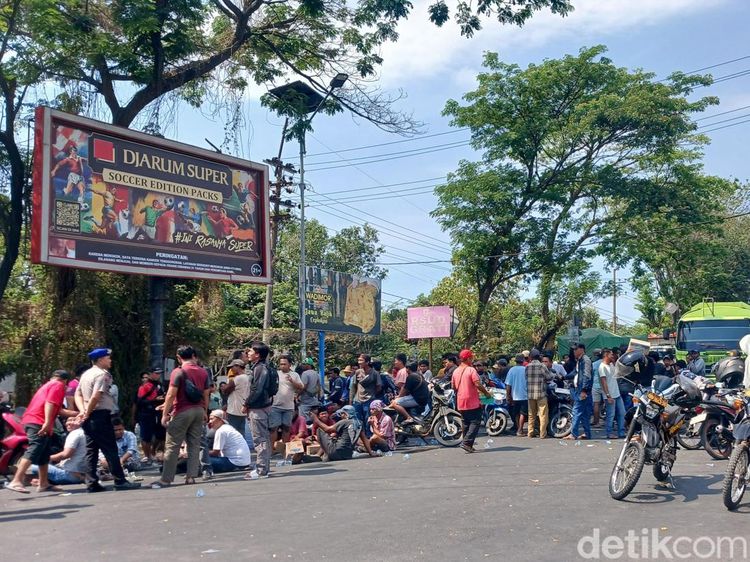 Jalur Pantura Pasuruan Macet Parah Imbas Demo Warga Depan Mako Kolatmar