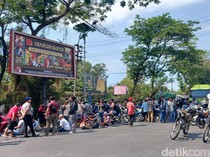 Jalur Pantura Pasuruan Macet Parah Imbas Demo Warga Depan Mako Kolatmar