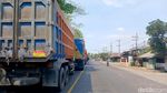 Jalur Pantura Pasuruan Macet Parah Imbas Demo Warga Depan Mako Kolatmar