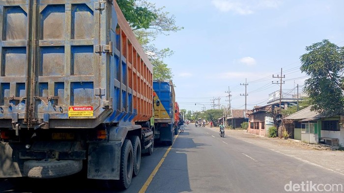 Pantura Pasuruan lumpuh imbas demo warga depan Mako Kolatmar Grati