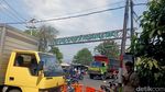 Jalur Pantura Pasuruan Macet Parah Imbas Demo Warga Depan Mako Kolatmar