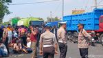 Jalur Pantura Pasuruan Macet Parah Imbas Demo Warga Depan Mako Kolatmar