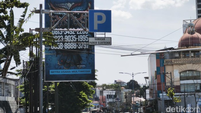 Papan informasi parkir elektronik di Jalan MT Haryono, Kecamatan Candisari, Kota Semarang, Kamis (23/7/2026).