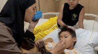 Paula Verhoeven tampak menyuapi Kiano yang tengah terbaring di kasur rumah sakit. (Foto: dok Instagram paula_verhoeven)