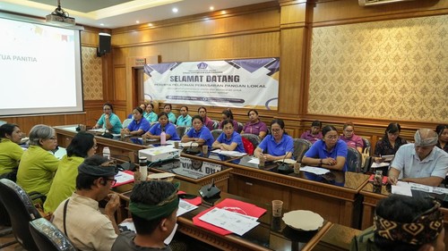 Pelatihan pemasaran digital bagi puluhan anggota kelompok wanita tani (KWT) di Diperpa Badung, Kamis (23/7/2026). (Agus Eka/detikBali)