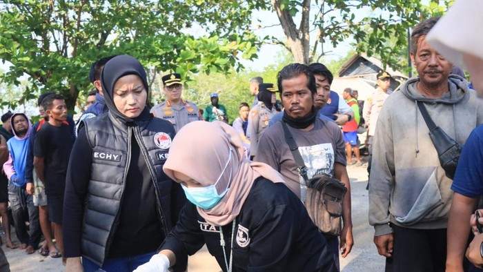 Pemeriksaan tes urine di lokasi tambang timah di Pangkalpinang