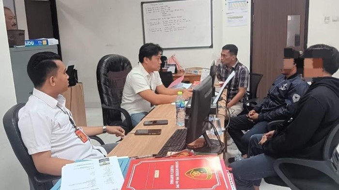 Tersangka pemerkosa siswi SMA hingga hamil dan melahirkan menjalani pemeriksaan di Polresta Banyumas. Foto diunggah Kamis (23/7/2026).