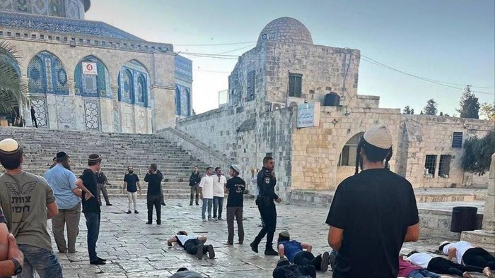 Pemukim Israel melakukan ritual selama penyerangan ke kompleks Masjid Al-Aqsa di Yerusalem yang diduduki, Kamis (23/7/2025)