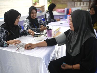 Petugas kesehatan mengukur tekanan darah seorang warga saat cek kesehatan gratis (CKG) di Posyandu Bukit Harapan, Sebatik Tengah, Nunukan, Kalimantan Utara, Kamis (23/7/2026). Pemerintah Kecamatan Sebatik Tengah menyatakan bahwa program CKG di wilaya