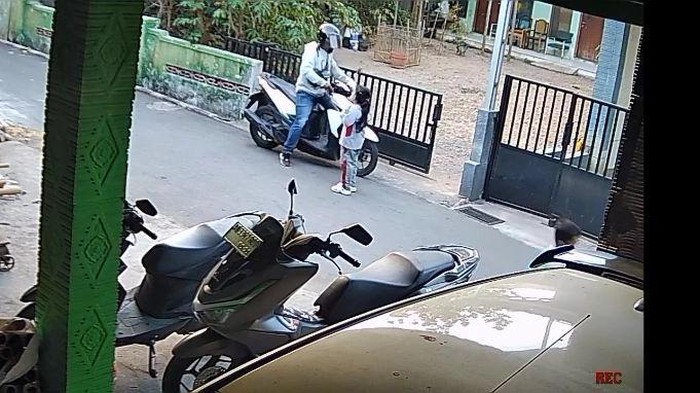 Tangkapan layar CCTV memperlihatkan detik-detik kalung emas bocah TK dijambret di Boyolali, Rabu (22/7/2026).
