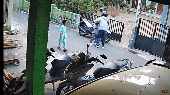 Tangkapan layar CCTV memperlihatkan detik-detik kalung emas bocah TK dijambret di Boyolali, Rabu (22/7/2026).