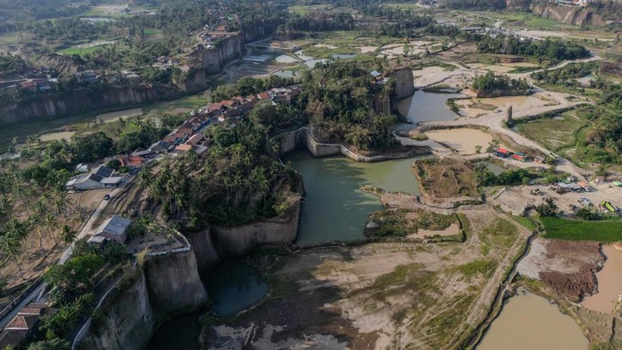 Foto udara kondisi area bekas tambang galian C yang telah ditutup di Mancak, Kabupaten Serang, Banten, Kamis (23/7/2026). Dinas Energi dan Sumber Daya Mineral (ESDM) Provinsi Banten mencatat telah menutup sebanyak 32 lokasi tambang ilegal berbagai komoditas mulai dari galian C, batu Bara, hingga emas selama periode 2025 hingga Juli 2026 di sejumlah kabupaten/kota di Banten guna mencegah kerusakan lingkungan, abrasi, dan mengamankan potensi pendapatan daerah. ANTARA FOTO/Muhammad Bagus Khoirunas/wsj.