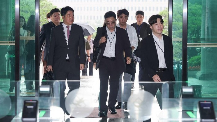 Penyidik Korsel menggeledah kantor pusat Komisi Pemilu Nasional pada Kamis (23/7) waktu setempat (YONHAP/AFP)