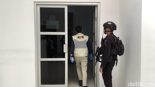 Penyidik KPK menggeledah Ruang Kerja Kepala Bagian PBJ, Kantor Bupati Lombok Barat, Kamis (23/7/2026).