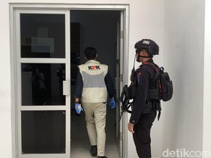 KPK Geledah Kantor Bupati Lombok Barat