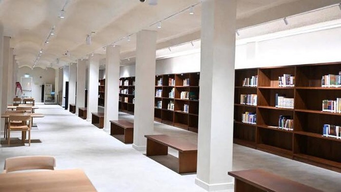 Arab Saudi memiliki perpustakaan khusus kaligrafi Arab terbesar di dunia. Perpustakaan yang berada di bawah Pusat Global Pangeran Mohammed bin Salman untuk Kaligrafi Arab itu menyimpan hampir 2.000 judul buku dalam 11 bahasa internasional.