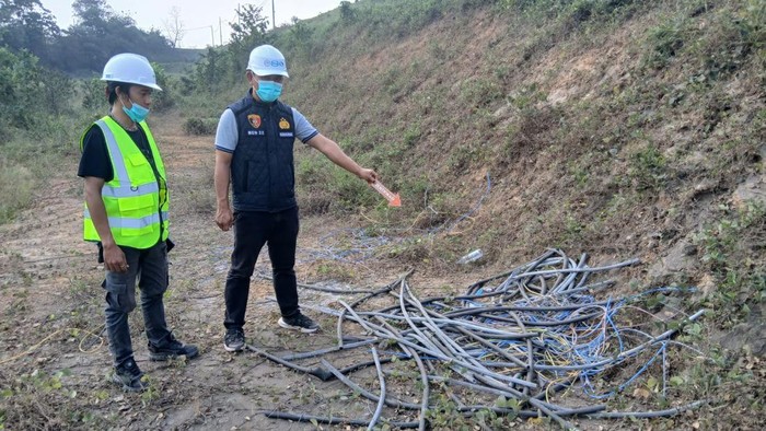 Petugas di lapangan saat menunjukkan kabel konveyor yang dicuri pelaku di Muara Enim