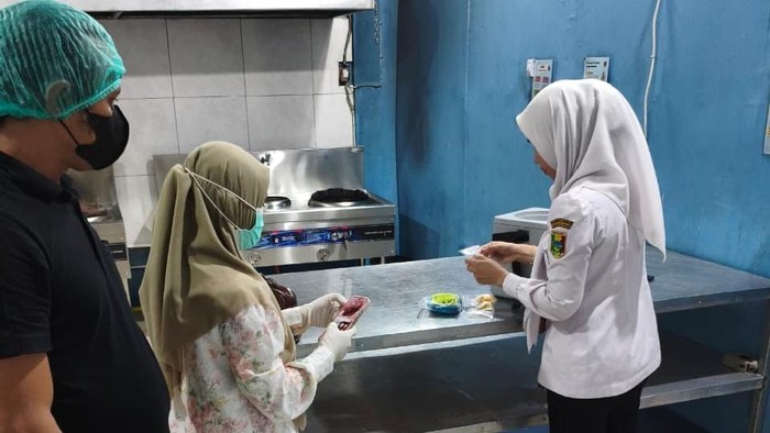 Petugas mengecek dapur MBG di Tanggamus