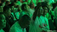 Sejumlah kader yang menghadiri acara tampak mengenakan kaus bertuliskan slogan tersebut sebagai bentuk dukungan terhadap arah kebijakan ekonomi pemerintahan Presiden Prabowo.