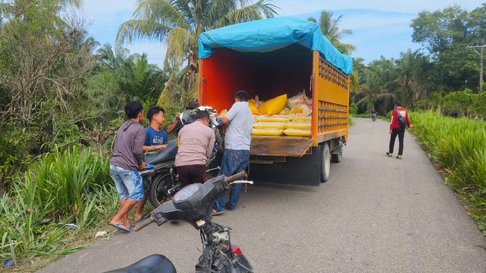 Polisi mendatangi TKP pelajar boncengan motor tabrakan dengan truk di Pasangkayu.
