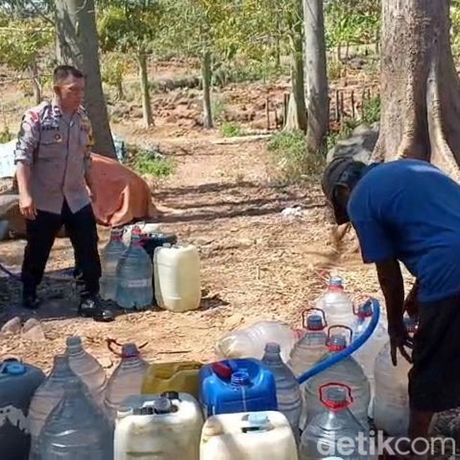 Polisi di Pasuruan Sulap Mobil Patroli Jadi Pengangkut Air Bersih untuk Warga