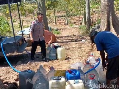 Polisi di Pasuruan Sulap Mobil Patroli Jadi Pengangkut Air Bersih untuk Warga