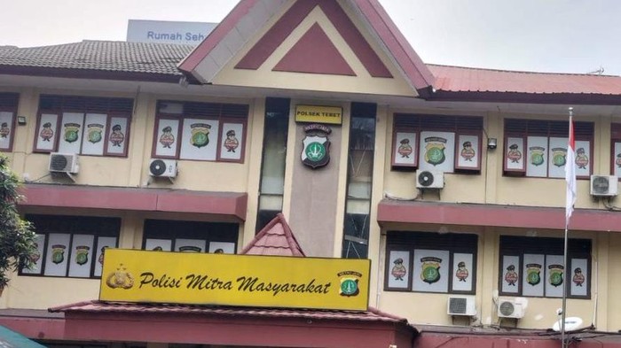 Polsek Tebet Polres Metro Jaksel mempertemukan anak yang kabur dari rumah dengan ortunya. (Dok. Polsek Tebet)