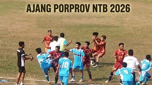 Suasana keributan terjadi saat pertandingan cabor Sepakbola antara Sumbawa Barat vs Kota Bima di GOR Turida Mataram. (Dok. Istimewa)