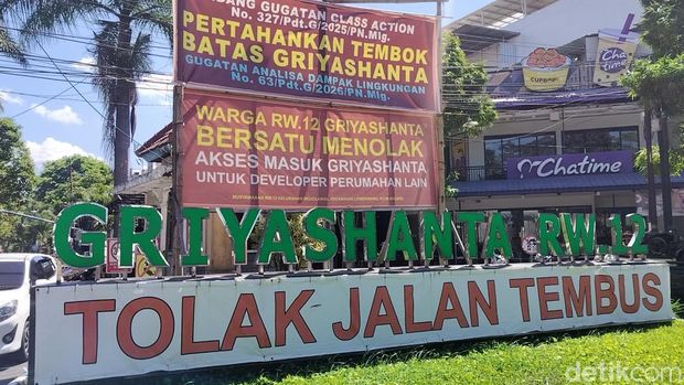 Portal akses keluar masuk permukiman Griyashanta yang dibuka tutup sebagai bentuk protes atas proyek jalan tembus Pemkot Malang. Portal akses keluar masuk permukiman Griyashanta yang dibuka tutup sebagai bentuk protes atas proyek jalan tembus Pemkot Malang.