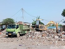 DLH Cirebon Kuras Gunungan Sampah di TPS Pasar Batik Weru