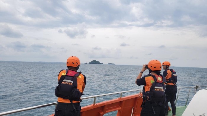 Proses pencarian penumpang jatuh dari KM Bahtera Nusantara 3. (Foto: Tim SAR)