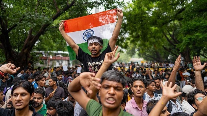 Para mahasiswa pendukung Partai Kecoak meneriakkan slogan dan tuntutan saat demonstrasi di New Delhi, India, Rabu (22/07). (Bloomberg via Getty Images)