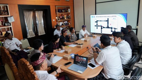 Rapat mengenai rencana uji coba rekayasa jam pulang ngantor pegawai Puspem Badung di Dishub Badung, Kamis (23/7/2026). (Agus Eka/detikBali)