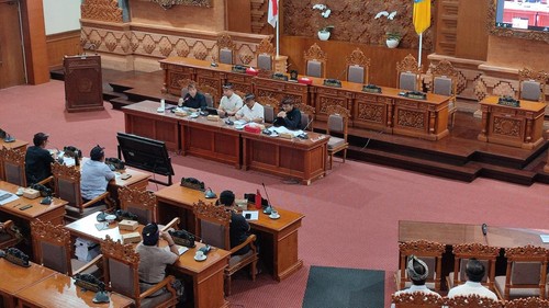 Rapat kerja Pemkot Denpasar dengan DPRD Denpasar terkait rancangan KUA-PPAS APBD, Kamis (23/7/2026). (Ahmad Firizqi Irwan/detikBali)