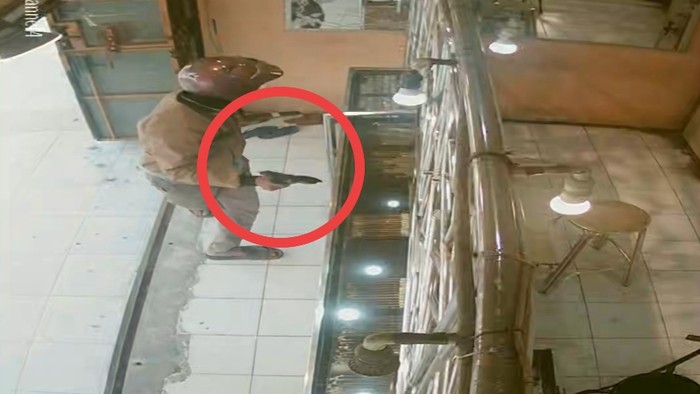 Rekaman CCTV perampokan toko emas di Pemalang.