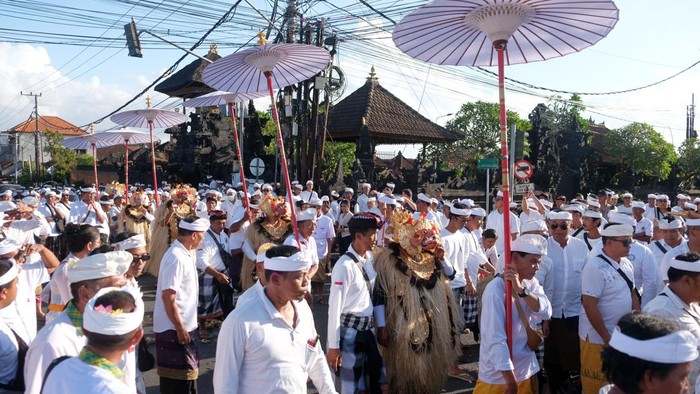 Umat Hindu melaksanakan ritual Nangluk Merana di Desa Penarungan, Badung, Bali, Rabu (22/7/2026). Ratusan umat Hindu mengikuti ritual sakral tersebut untuk memohon keselamatan, menolak bala, serta menetralisasi unsur negatif agar terhindar dari wabah penyakit. ANTARA FOTO/Nyoman Hendra Wibowo/tom.