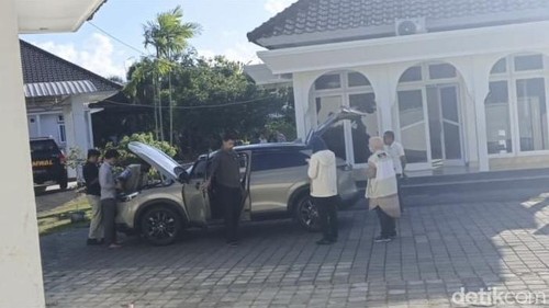 KPK memeriksa sebuah mobil Honda CR-V berwarna hijau army di rumah dinas LAZ, Kamis (23/7/2026). (Foto : M. Zahiruddin/detikBali)