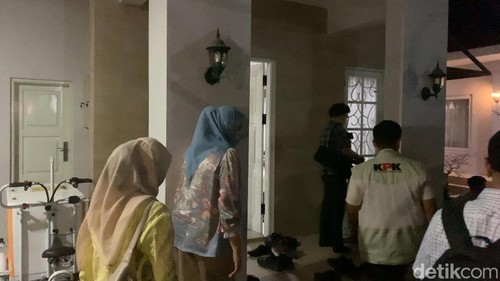 Istri LAZ, Ayu Indra Rukmana mendampingi KPK menggeledah rumah pribadinya di Blok M, Perumahan Gumi Selaparang Asri, Kamis (23/7/2026) malam. (