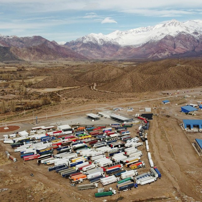 Salju Tebal Lumpuhkan Jalur Logistik Argentina-Chile