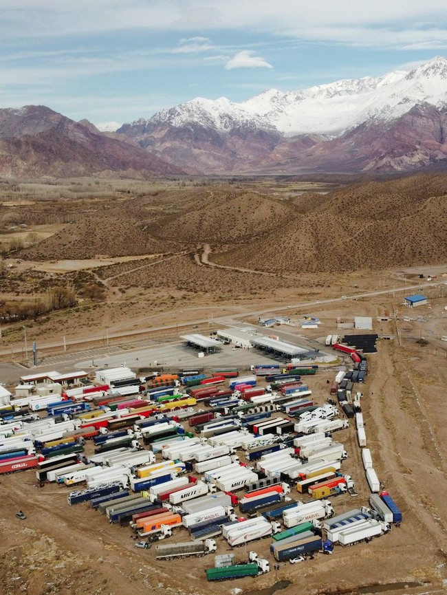 Salju Tebal Lumpuhkan Jalur Logistik Argentina-Chile