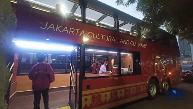Seorang pengunjung menaiki bus open dining Transjakarta di Kawasan Jakarta Selatan, Kamis (23/7/2026). (CNBC Indonesia/Ferry Sandi)