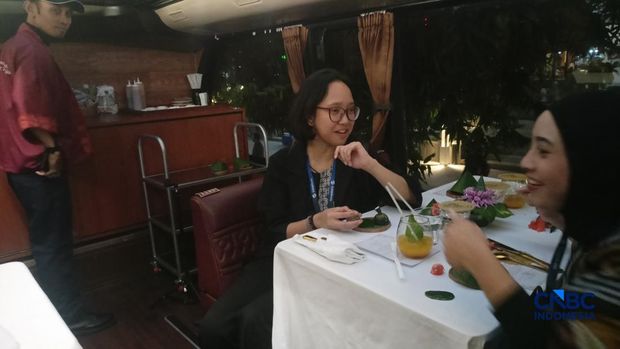 Seorang pengunjung menaiki bus open dining Transjakarta di Kawasan Jakarta Selatan, Kamis (23/7/2026). (CNBC Indonesia/Ferry Sandi)