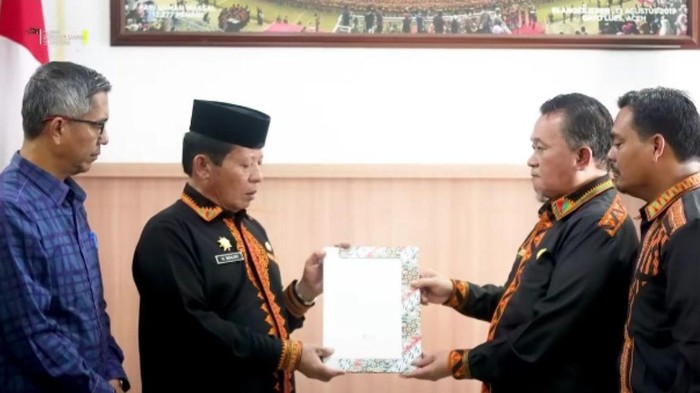 Nevirizal (dua dari kanan) menyerahkan surat pengunduran ke Wakil Bupati Gayo Lues Maliki.