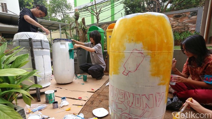 Sejumlah siswa dari komunitas perkusi Labsky Kebayoran 'Dungtakravara' mengecat alat musik dari bahan daur ulang seperti drum plastik bekas dan galon air mineral bekas di SMA Labschool Kebayoran, Jl Ahmad Dahlan, Jakarta Selatan, Kamis (23/7/2026). Selain itu, para siswa juga memanfaatkan kain tak terpakai untuk membuat dekorasi dan tata pangung pada pentas seni (pentas) Skyavenue Labschool 2026. Penggunaan perkusi dari bahan daur ulang akan ditampilkan pada pementasan drama musikal Skylite 2026 di TIM, Jakarta, Sabtu (25/7/2026).