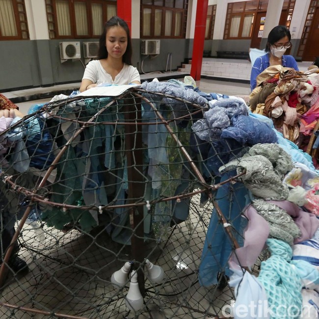Siswa Sulap Sampah Jadi Alat Musik dan Dekorasi Panggung