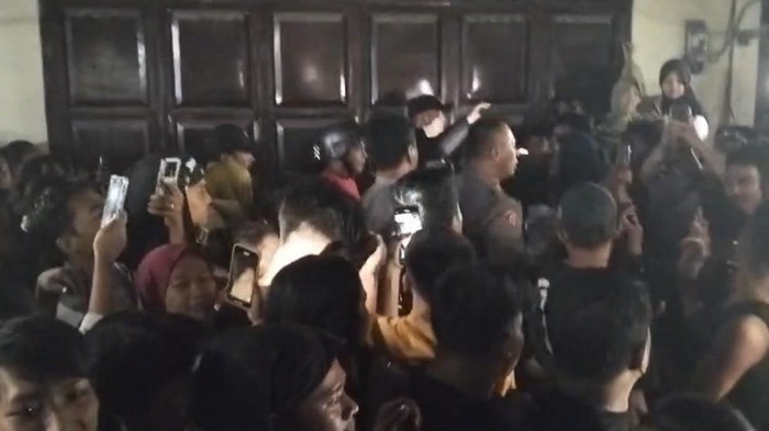 Suasana saat warga geruduk rumah Asn di tanjung balai (dok. Tangkapan layar)